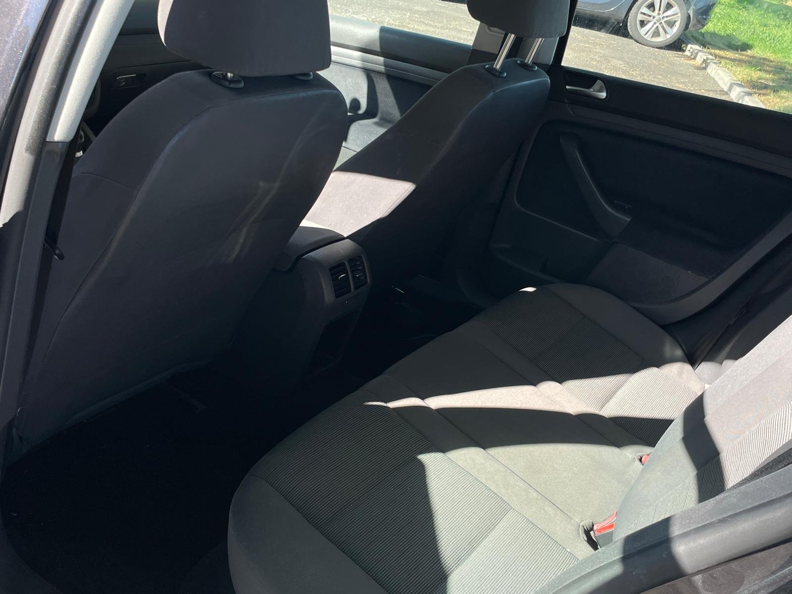 
								Volkswagen Golf V 1.4 full									