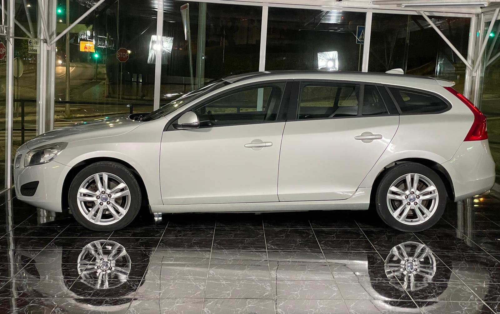 
								Volvo V60 D2 Momentum full									