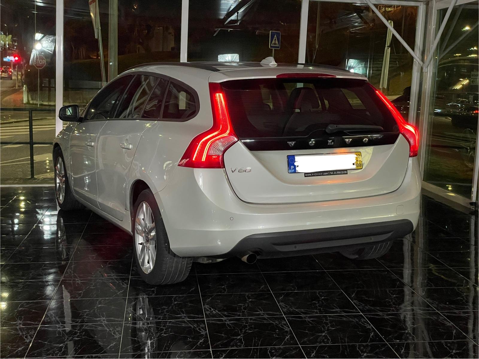 
								Volvo V60 D2 Momentum full									