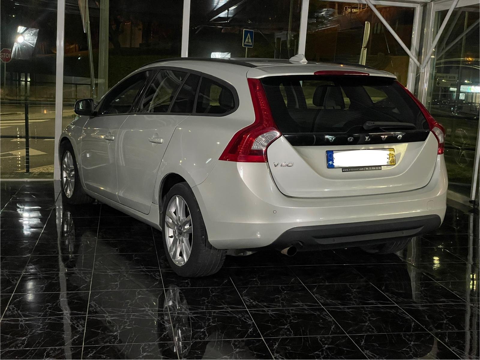 
								Volvo V60 D2 Momentum full									