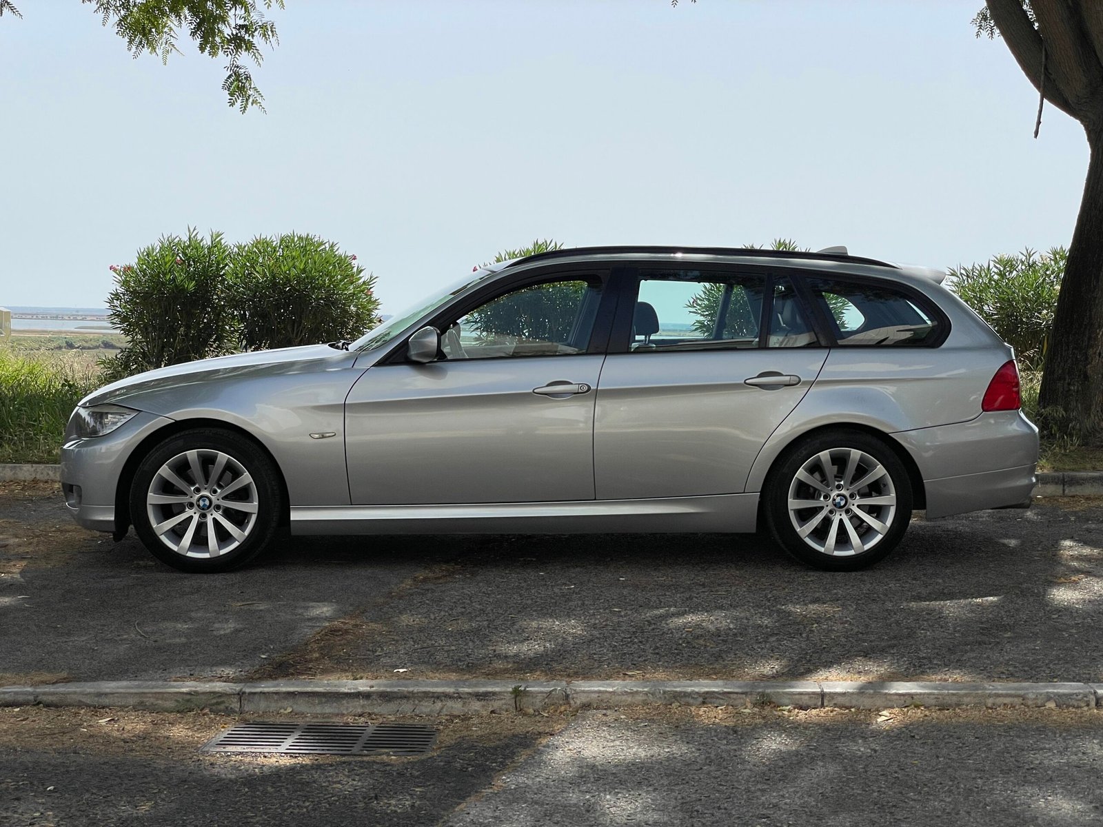 
								BMW 320d TOURING full									